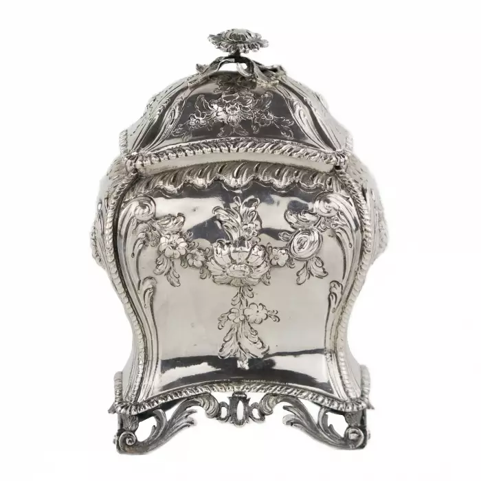 Une merveilleuse théière en argent fabriquée en Angleterre du 18ème siècle. Londres, Herbert & Co.1762