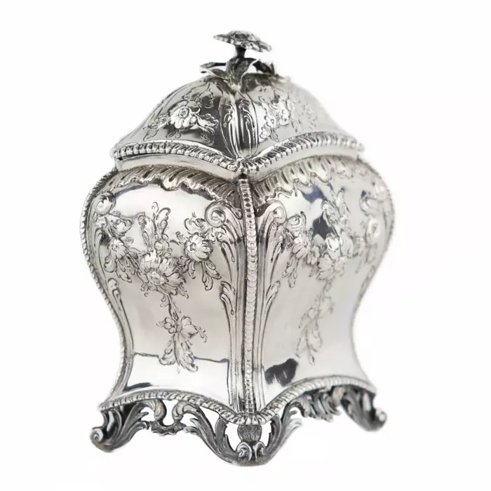Une merveilleuse théière en argent fabriquée en Angleterre du 18ème siècle. Londres, Herbert & Co.1762