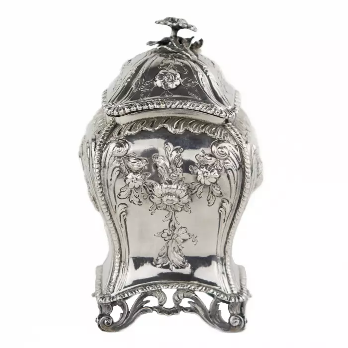 Une merveilleuse théière en argent fabriquée en Angleterre du 18ème siècle. Londres, Herbert & Co.1762