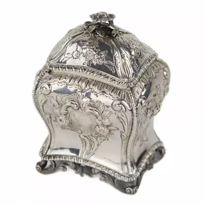 Une merveilleuse théière en argent fabriquée en Angleterre du 18ème siècle. Londres, Herbert & Co.1762