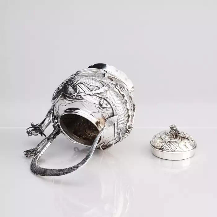 Ōshima. Service à thé japonais en argent Dragon. Début du 20ème siècle. 