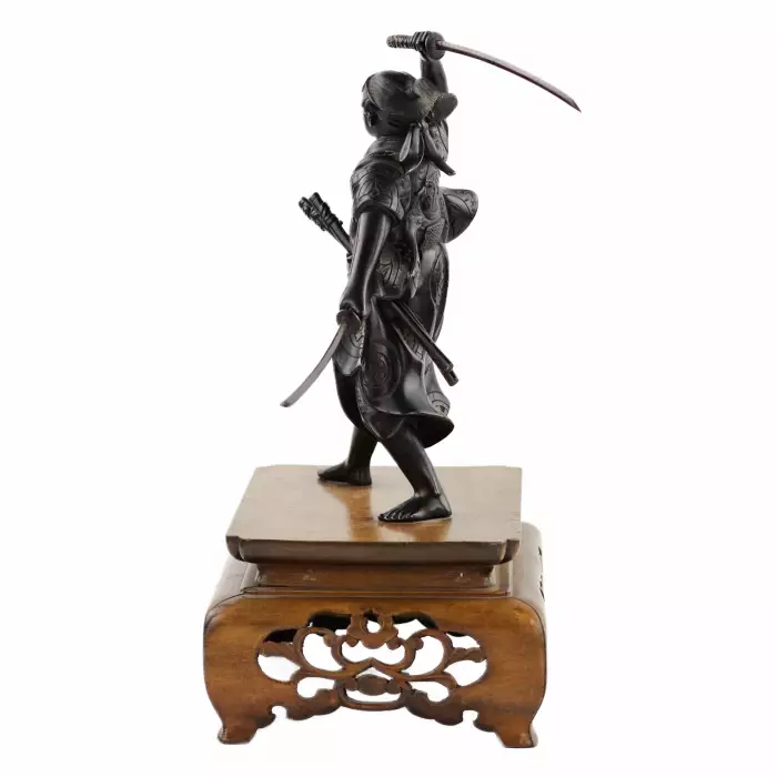 Sculpture japonaise en bronze représentant un guerrier samouraï. Japon. Meiji. Le tournant du 19e-20e siècle. 