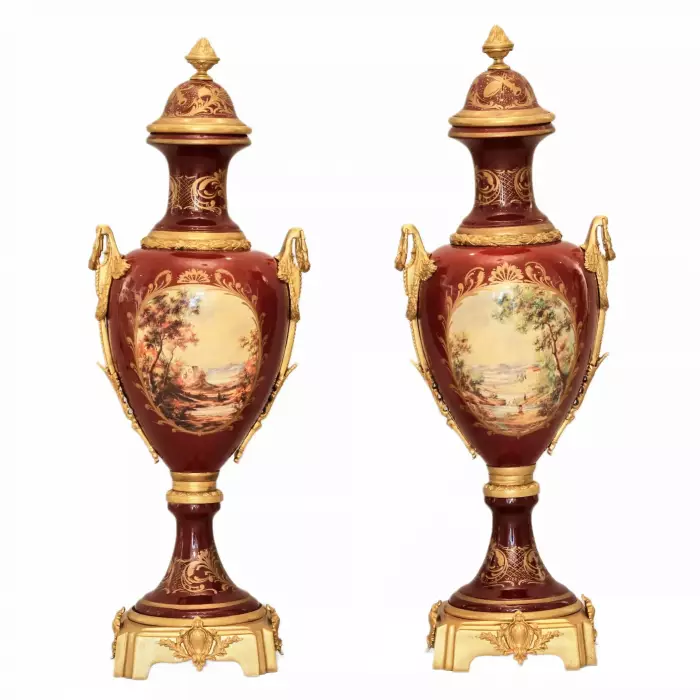 Paire de vases de sol en porcelaine et bronze doré de style Louis XVI. France. 1920ème siècle. 