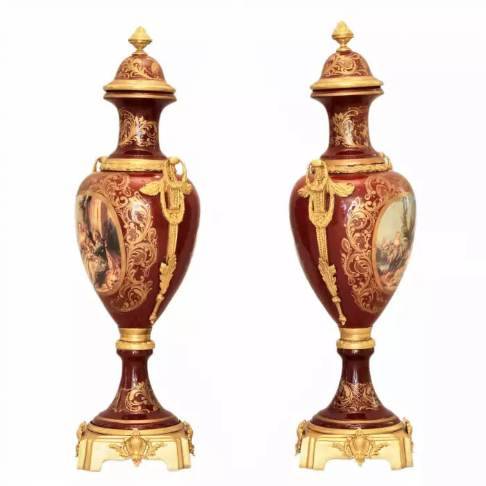 Paire de vases de sol en porcelaine et bronze doré de style Louis XVI. France. 1920ème siècle. 