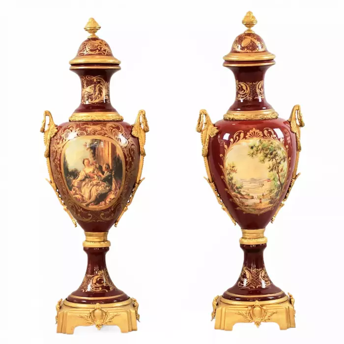 Paire de vases de sol en porcelaine et bronze doré de style Louis XVI. France. 1920ème siècle. 