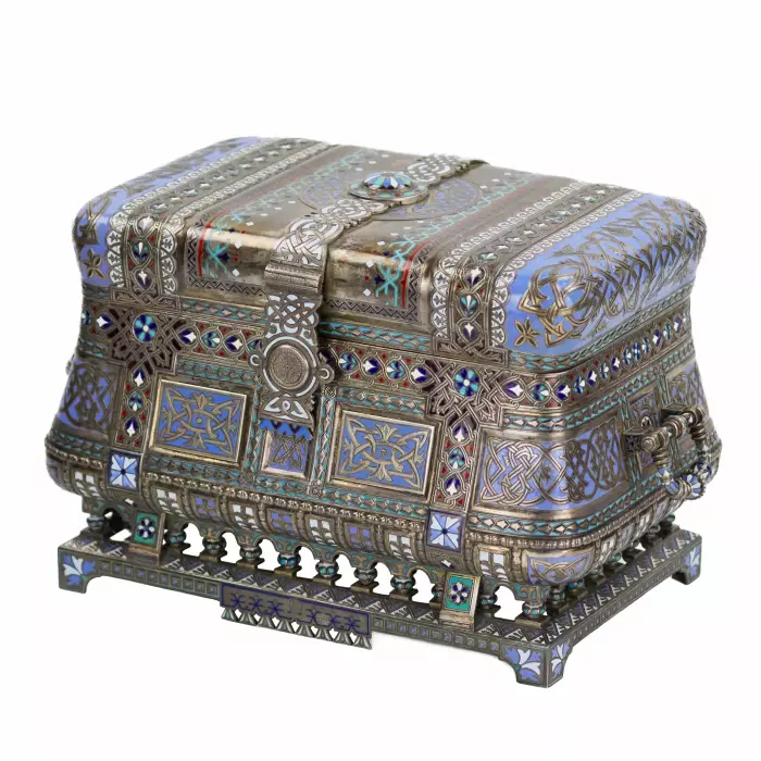 COFFRET RUSSE EN ARGENT AVEC ÉMAIL CHAMPLEVÉ. MAISON PAVEL OVCHINNIKOV. MOSCOU, 1882