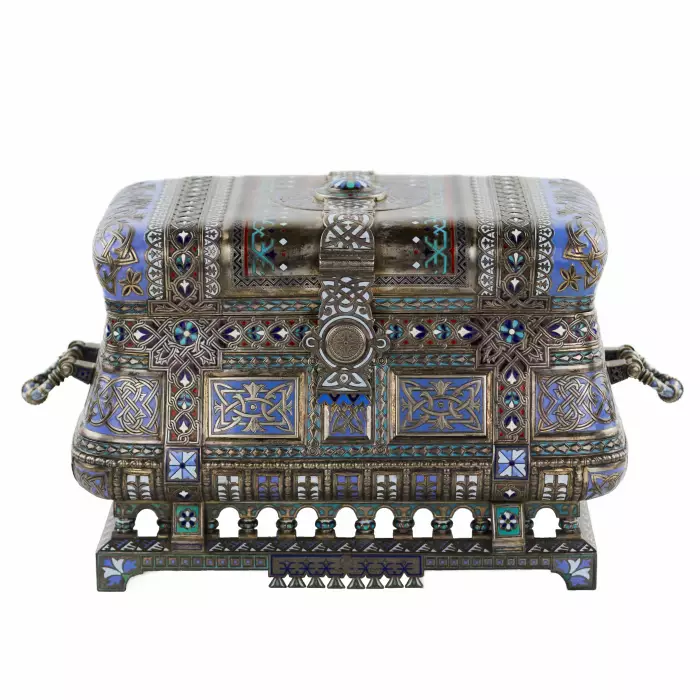 COFFRET RUSSE EN ARGENT AVEC ÉMAIL CHAMPLEVÉ. MAISON PAVEL OVCHINNIKOV. MOSCOU, 1882
