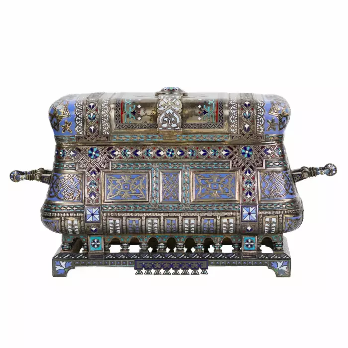 COFFRET RUSSE EN ARGENT AVEC ÉMAIL CHAMPLEVÉ. MAISON PAVEL OVCHINNIKOV. MOSCOU, 1882