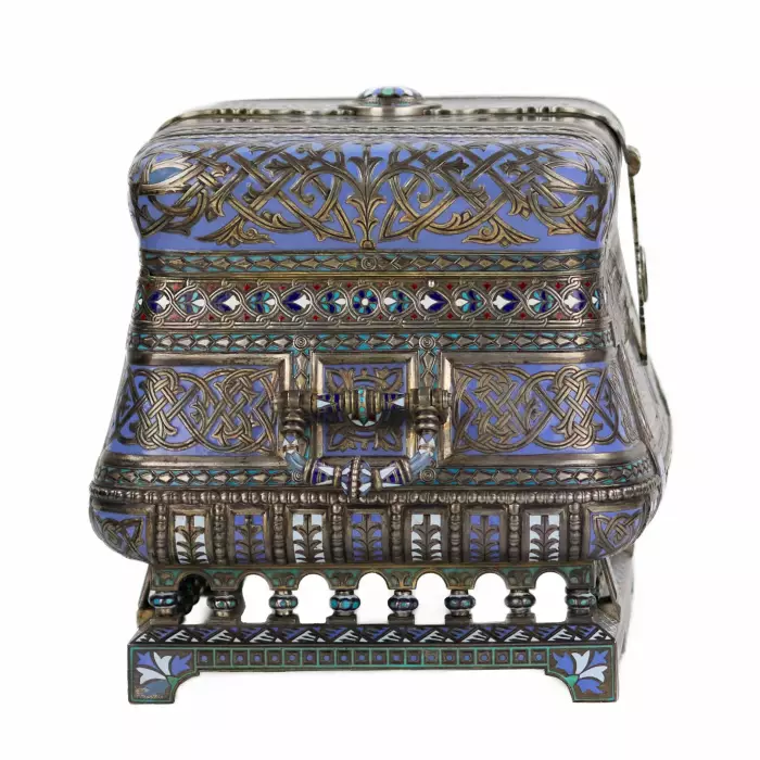 COFFRET RUSSE EN ARGENT AVEC ÉMAIL CHAMPLEVÉ. MAISON PAVEL OVCHINNIKOV. MOSCOU, 1882