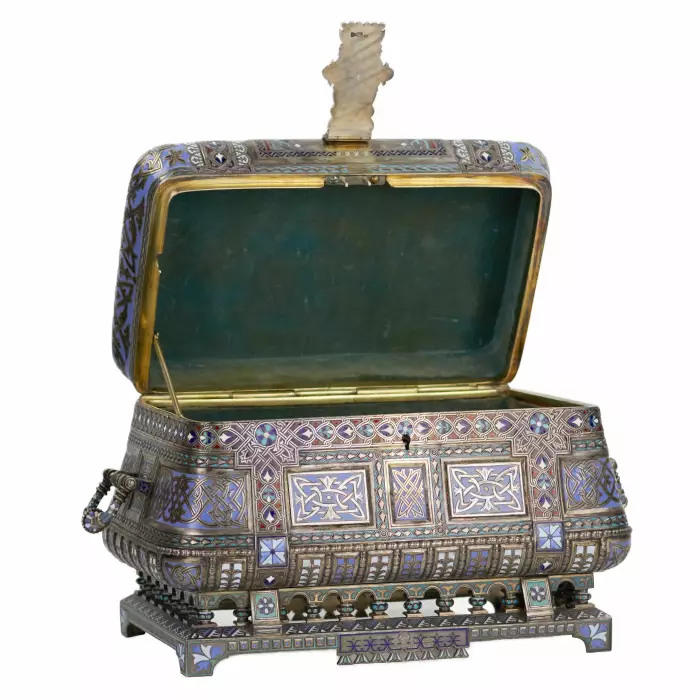 COFFRET RUSSE EN ARGENT AVEC ÉMAIL CHAMPLEVÉ. MAISON PAVEL OVCHINNIKOV. MOSCOU, 1882