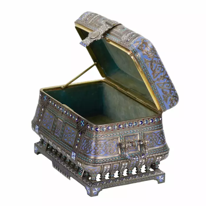 COFFRET RUSSE EN ARGENT AVEC ÉMAIL CHAMPLEVÉ. MAISON PAVEL OVCHINNIKOV. MOSCOU, 1882