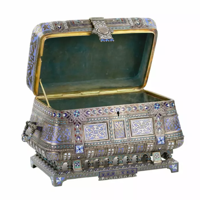 COFFRET RUSSE EN ARGENT AVEC ÉMAIL CHAMPLEVÉ. MAISON PAVEL OVCHINNIKOV. MOSCOU, 1882