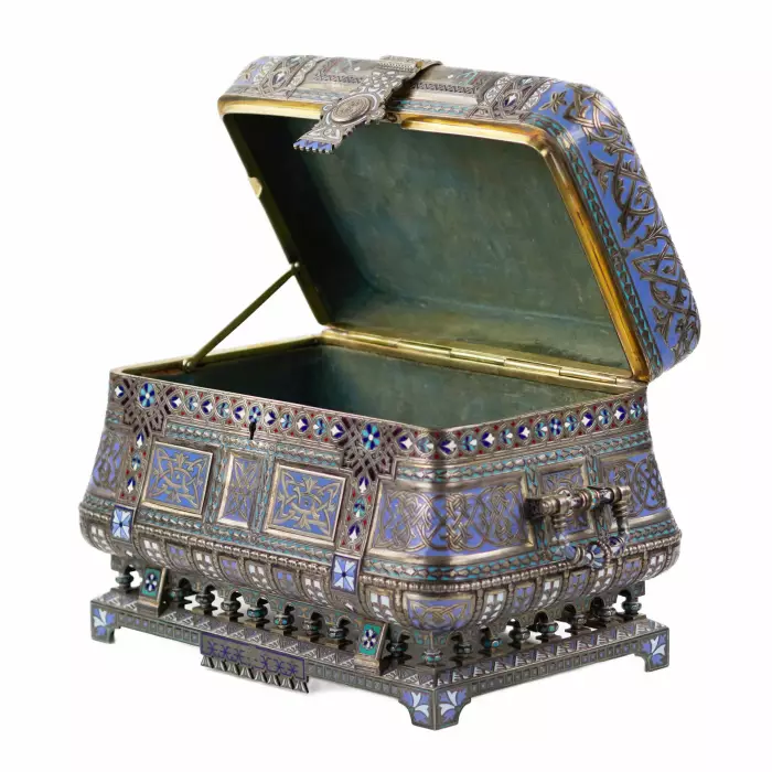 COFFRET RUSSE EN ARGENT AVEC ÉMAIL CHAMPLEVÉ. MAISON PAVEL OVCHINNIKOV. MOSCOU, 1882