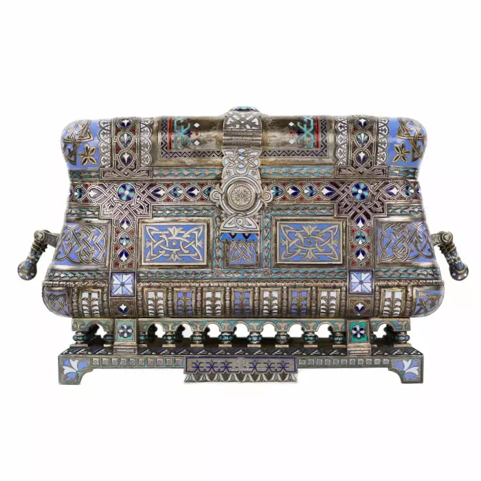 COFFRET RUSSE EN ARGENT AVEC ÉMAIL CHAMPLEVÉ. MAISON PAVEL OVCHINNIKOV. MOSCOU, 1882