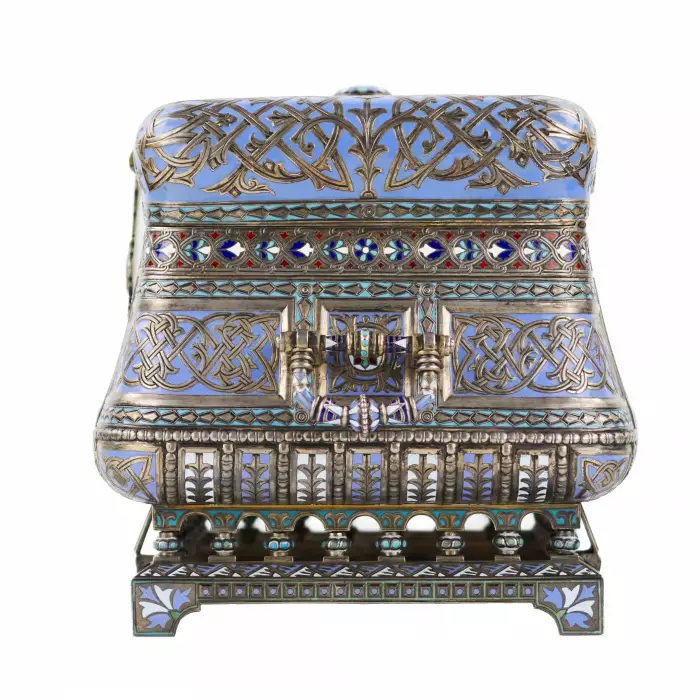COFFRET RUSSE EN ARGENT AVEC ÉMAIL CHAMPLEVÉ. MAISON PAVEL OVCHINNIKOV. MOSCOU, 1882