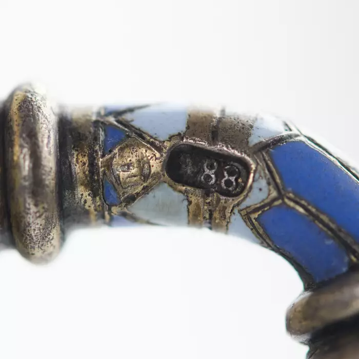 COFFRET RUSSE EN ARGENT AVEC ÉMAIL CHAMPLEVÉ. MAISON PAVEL OVCHINNIKOV. MOSCOU, 1882