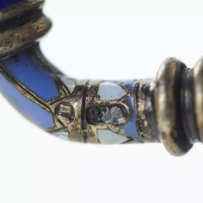 COFFRET RUSSE EN ARGENT AVEC ÉMAIL CHAMPLEVÉ. MAISON PAVEL OVCHINNIKOV. MOSCOU, 1882