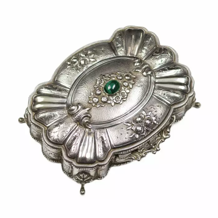 Boîte à bijoux italienne en argent de forme baroque. 20ième siècle. 