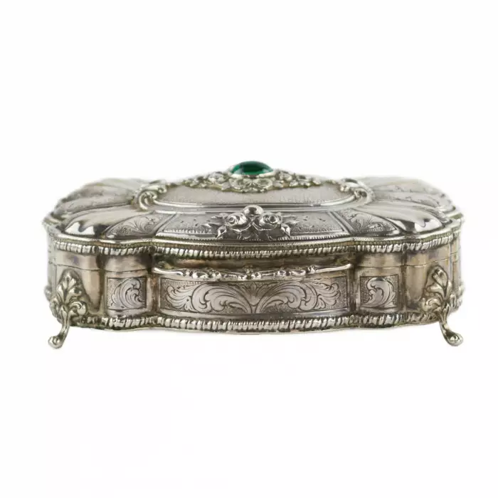 Boîte à bijoux italienne en argent de forme baroque. 20ième siècle. 