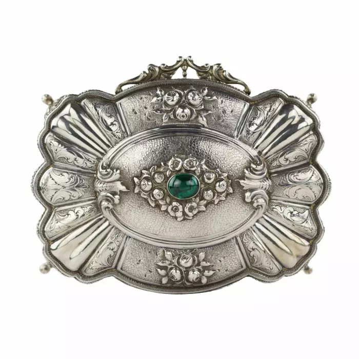 Boîte à bijoux italienne en argent de forme baroque. 20ième siècle. 