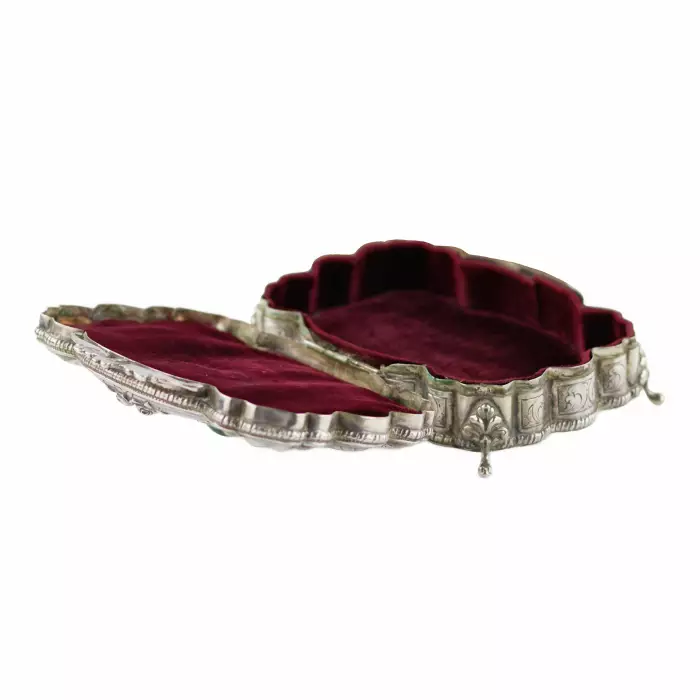 Boîte à bijoux italienne en argent de forme baroque. 20ième siècle. 