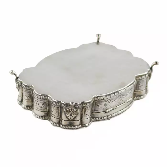 Boîte à bijoux italienne en argent de forme baroque. 20ième siècle. 