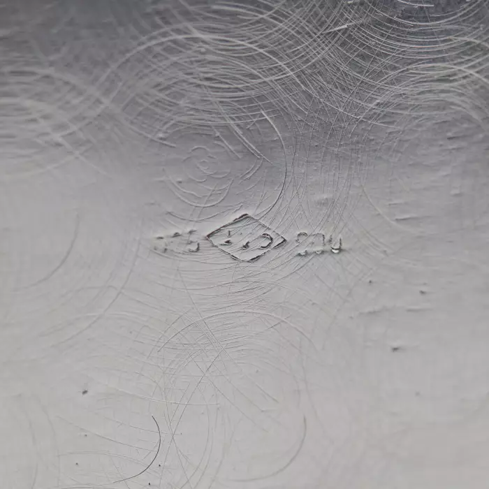 Boîte à bijoux italienne en argent de forme baroque. 20ième siècle. 