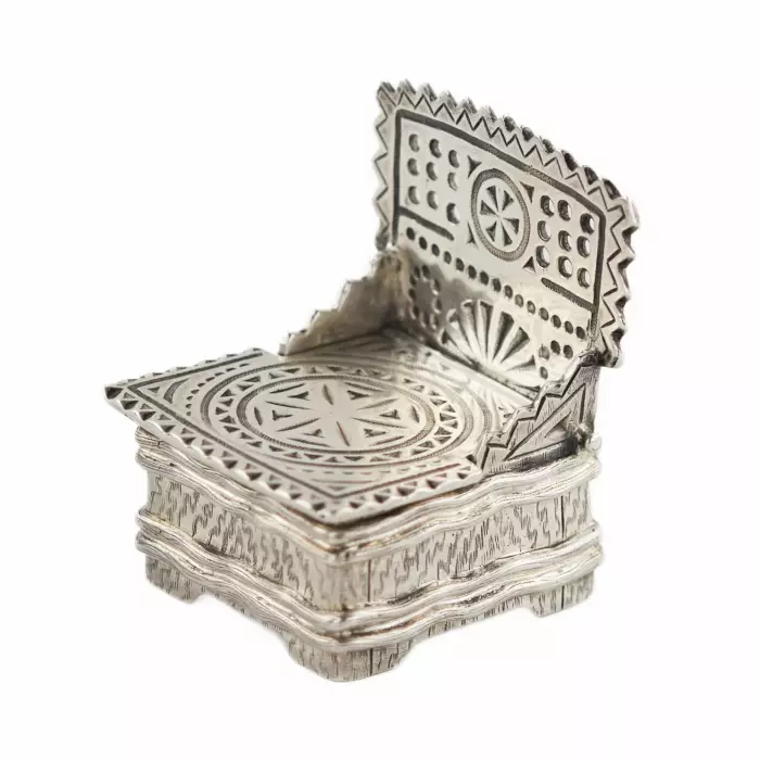 NICHOLLS & PLINCKE. Une petite salière-trône en argent. Pétersbourg. 1875 