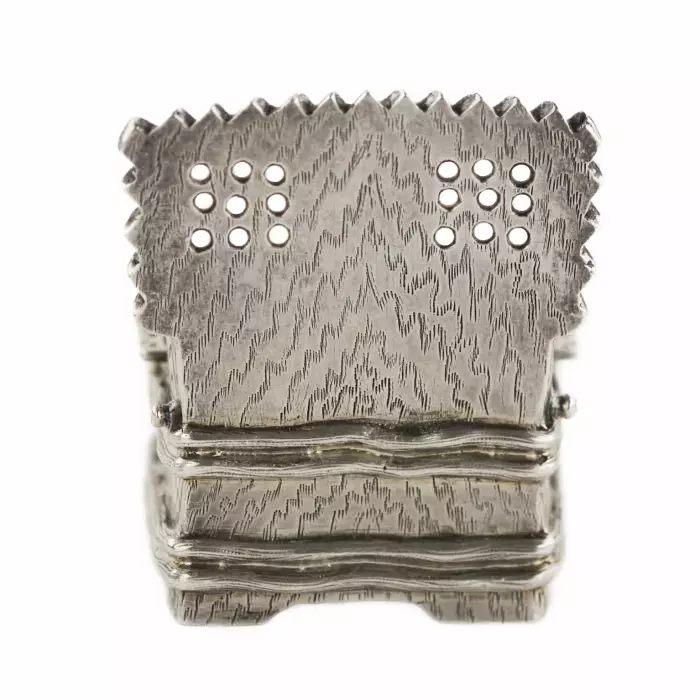 NICHOLLS & PLINCKE. Une petite salière-trône en argent. Pétersbourg. 1875 