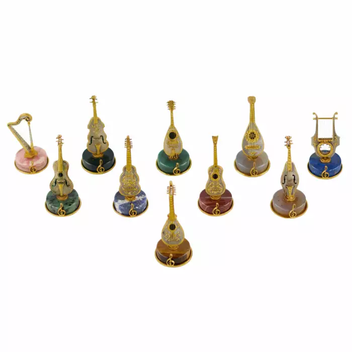 Ensemble de miniatures italiennes en argent de dix instruments à cordes de la Renaissance. 