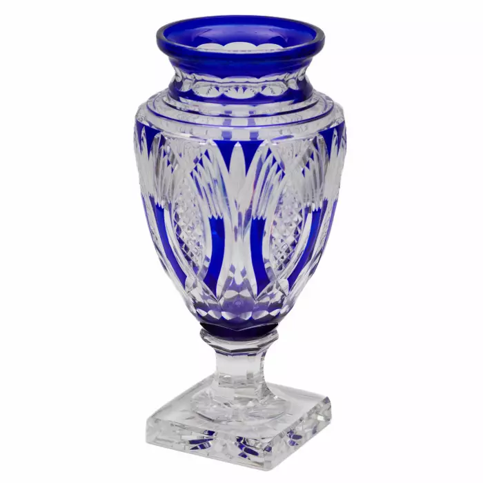Grand vase de forme amphore en cristal coloré. 