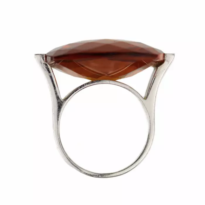 Bague en or blanc 18 carats avec cétrine couleur cognac et diamants. Italie. Deuxième moitié du 20e siècle. 