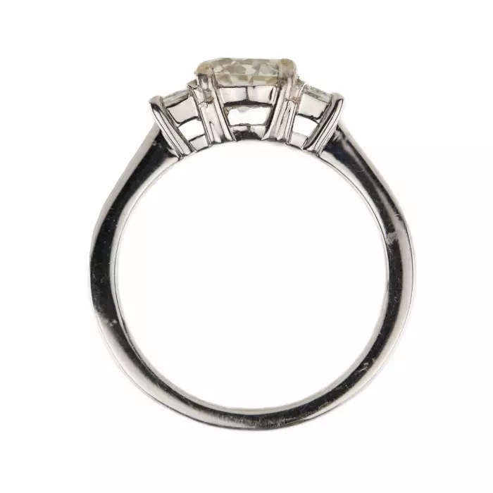 Bague en or 750 de style Art Déco avec trois diamants. 