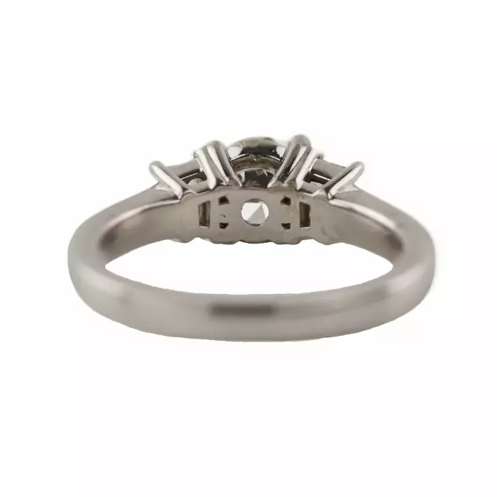 Bague en or 750 de style Art Déco avec trois diamants. 