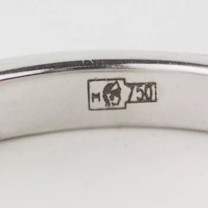 Bague en or 750 de style Art Déco avec trois diamants. 