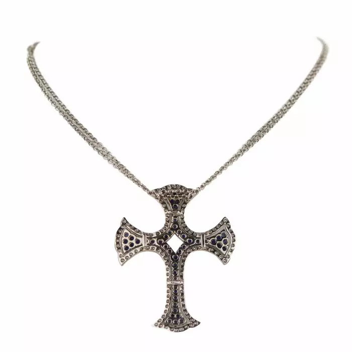  Croix en or blanc 18 carats, fabrication italienne, avec saphirs et diamants. 