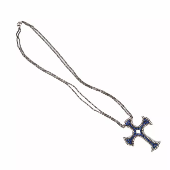  Croix en or blanc 18 carats, fabrication italienne, avec saphirs et diamants. 