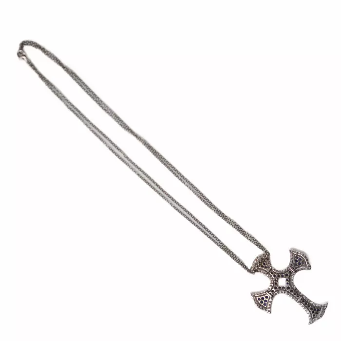  Croix en or blanc 18 carats, fabrication italienne, avec saphirs et diamants. 