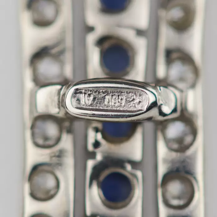  Croix en or blanc 18 carats, fabrication italienne, avec saphirs et diamants. 