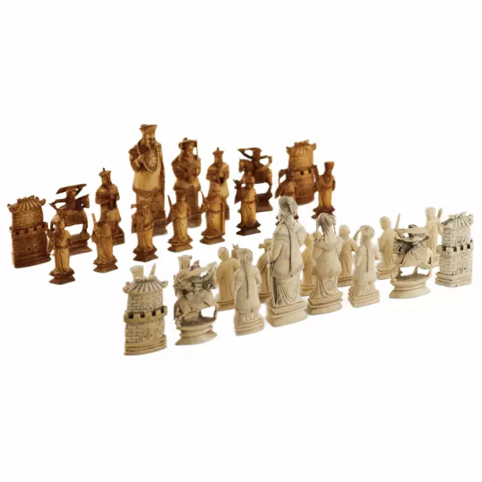 Un bel ensemble de pièces d`échecs chinoises en ivoire. Le tournant des XIXe-XXe siècles. 