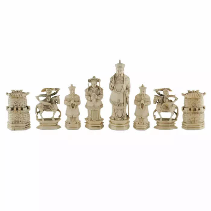 Un bel ensemble de pièces d`échecs chinoises en ivoire. Le tournant des XIXe-XXe siècles. 