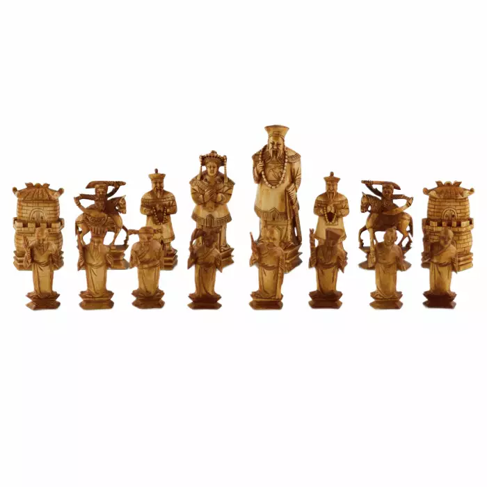Un bel ensemble de pièces d`échecs chinoises en ivoire. Le tournant des XIXe-XXe siècles. 