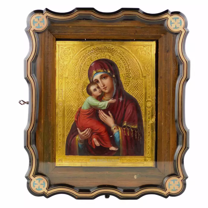 Icône de Notre-Dame de Vladimir au tournant des XIXe-XXe siècles dans un écrin à icônes. 