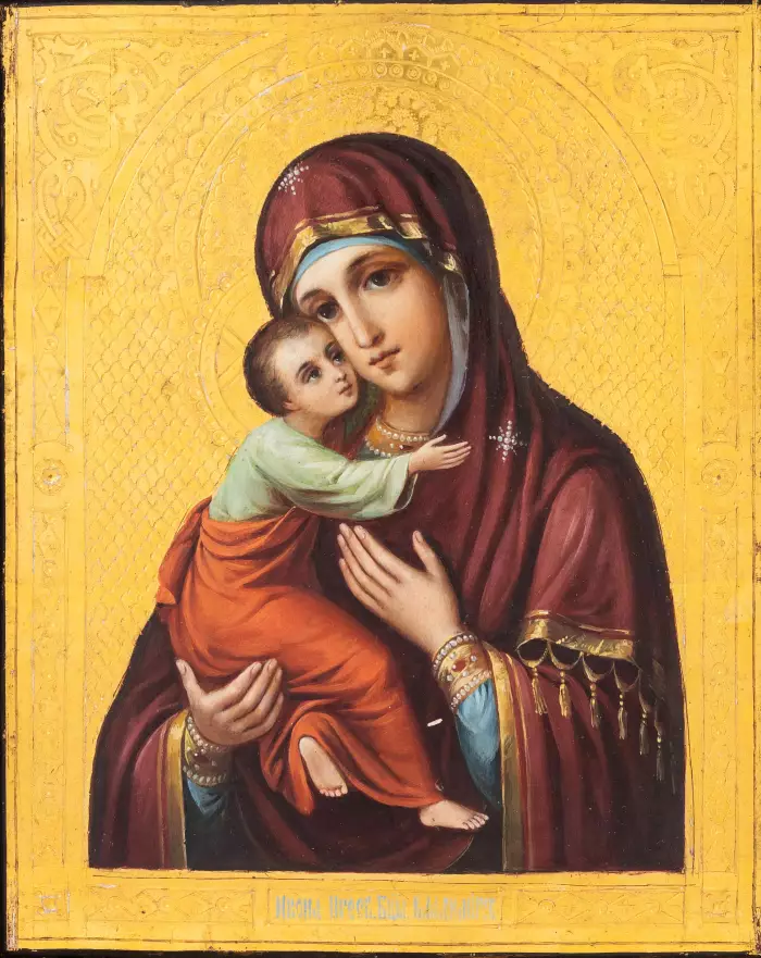 Icône de Notre-Dame de Vladimir au tournant des XIXe-XXe siècles dans un écrin à icônes. 