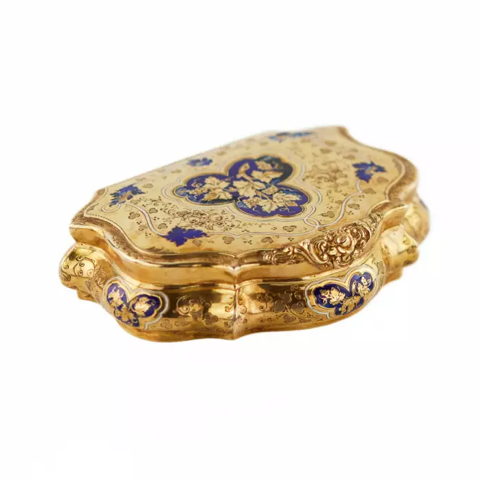 Tabatière en or à motifs gravés et émail bleu. 20ième siècle. 