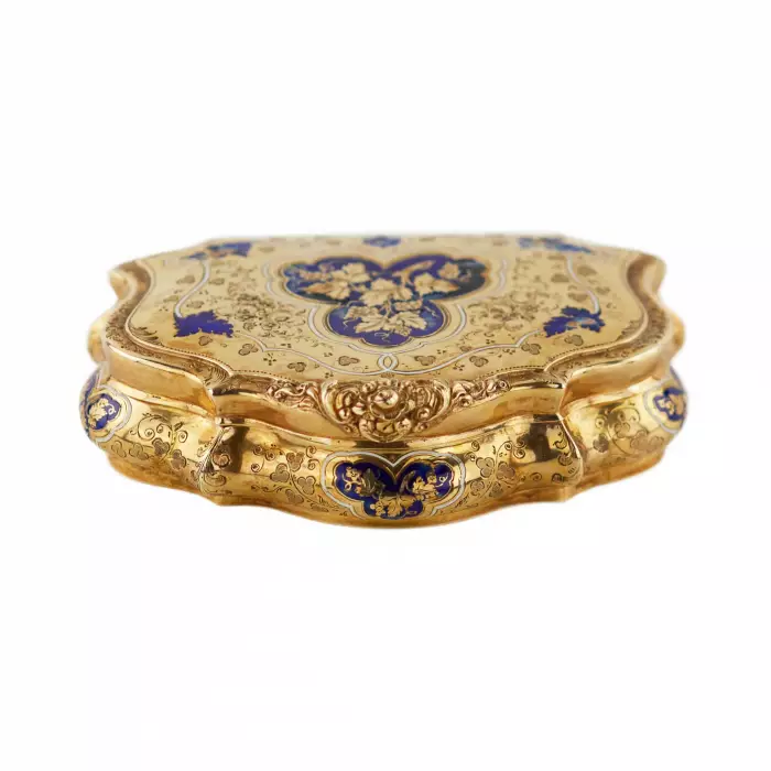 Tabatière en or à motifs gravés et émail bleu. 20ième siècle. 
