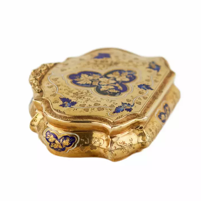 Tabatière en or à motifs gravés et émail bleu. 20ième siècle. 