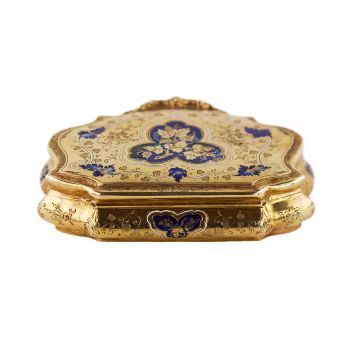 Tabatière en or à motifs gravés et émail bleu. 20ième siècle. 