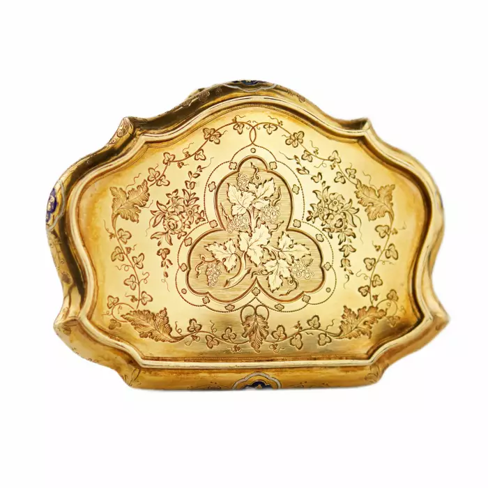 Tabatière en or à motifs gravés et émail bleu. 20ième siècle. 