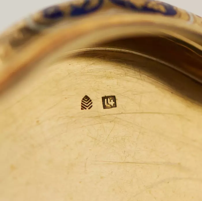 Tabatière en or à motifs gravés et émail bleu. 20ième siècle. 